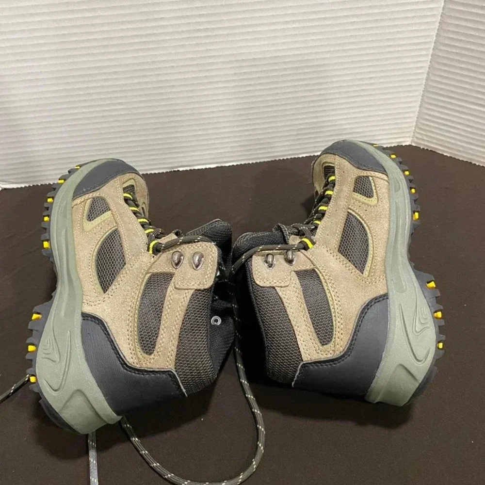 Khaki and green Denali size 4 hiking boots . SKU319. hikingboots